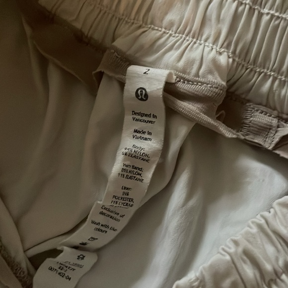 Lululemon White 2.5 Inch Hotty Hot - Picture 4 of 4